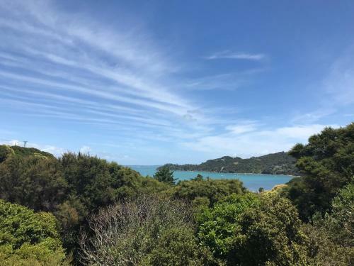 Oneroa Holiday Retreat With Seaview Plus Car