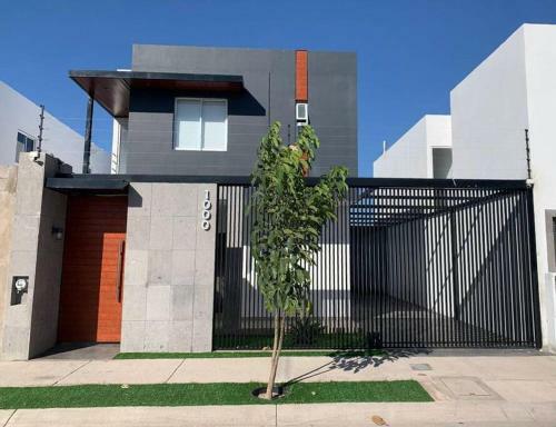 Agradable Casa, Ubicada En Muy Buena Zona.