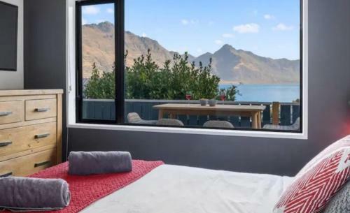 Fantastic Views, Close To Town 2 Bedroom Apartment