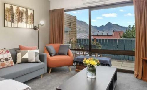 Fantastic Views, Close To Town 2 Bedroom Apartment