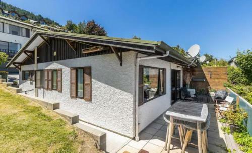 Fantastic Views, Close To Town 2 Bedroom Apartment