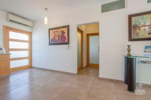 3rd Flr Condo With Spectacular Ocean View & Pool Onsite
