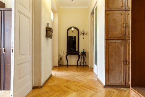 Family Apartment On Agmashenebeli