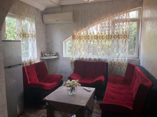 Hostal Mzeos House