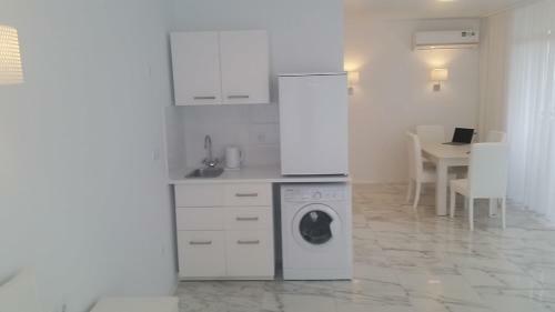 Sea-view Beluga & Dolphin Luxury Hotel Apartments
