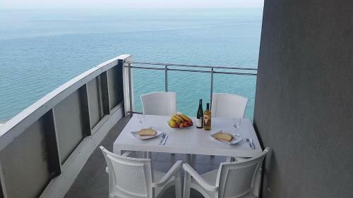 Sea-view Beluga & Dolphin Luxury Hotel Apartments