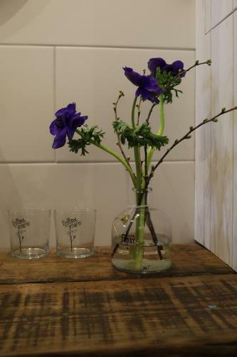 Iris't; Dijkhuisje In de Polders Van Groede.