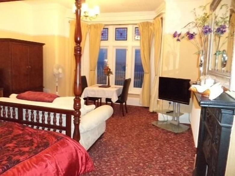 Hostal Britten House