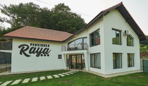 Hostal Pensiunea Raya