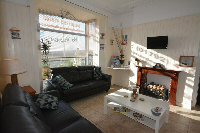 Hostal Leonardos Guest House