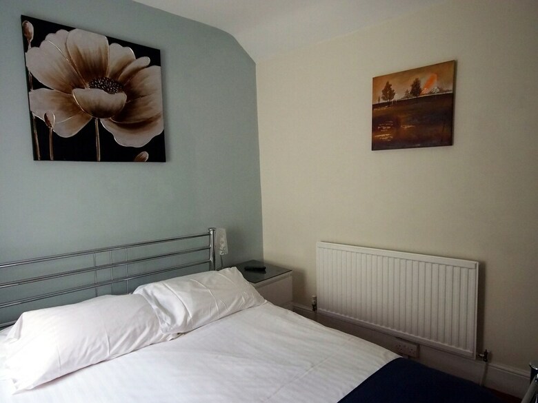 Hostal Leonardos Guest House