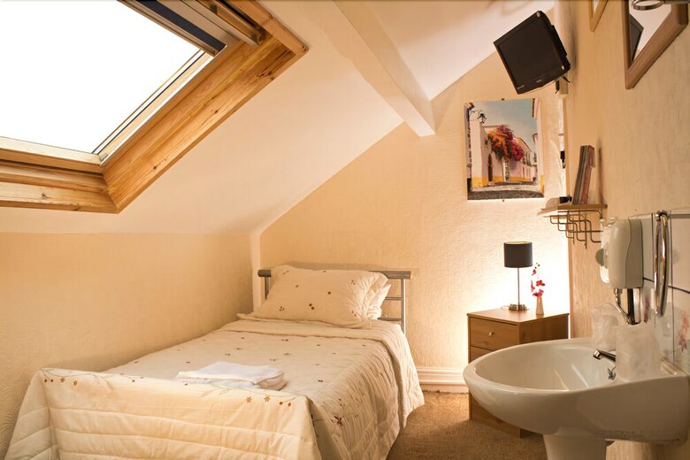 Hostal Leonardos Guest House