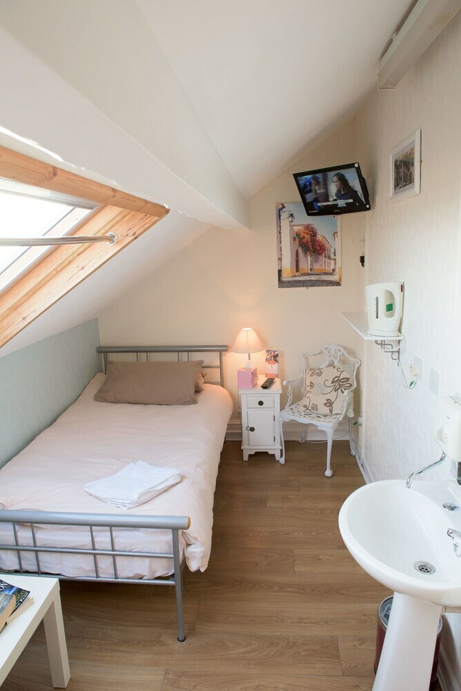Hostal Leonardos Guest House