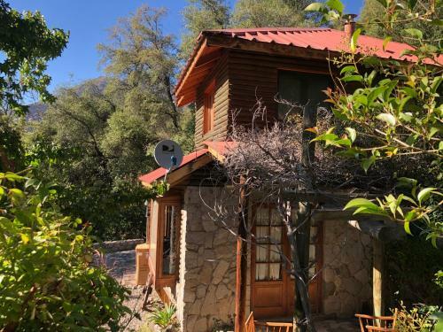 Casa de Monta�a Inmersa En Bosque Nativo