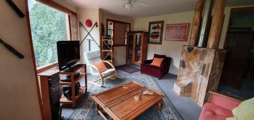 Casa de Monta�a Inmersa En Bosque Nativo