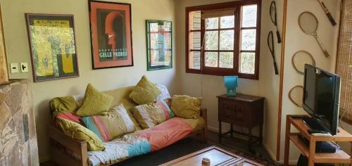 Casa de Monta�a Inmersa En Bosque Nativo