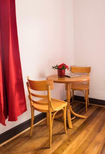 Hostal Pontoval B&B