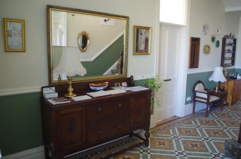 Hostal Varley House