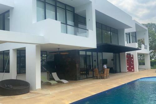 Casa Moderna Campestre Con Piscina En Melgar