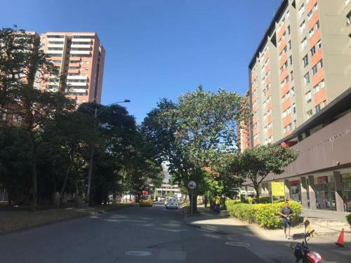 Apartamento Amoblado En Los Colores Cerca A Todo