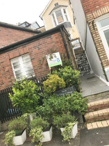 Hostal St Elmo Cottage