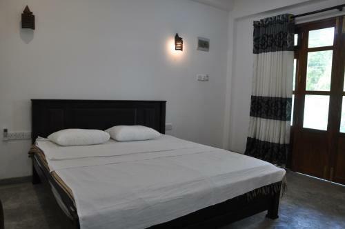 Hostal Dewmina Guest House