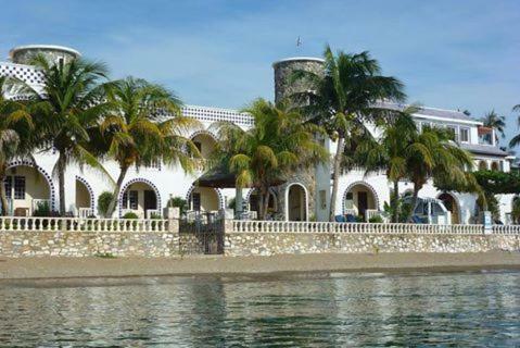Hostal Squares Beachside Apartments