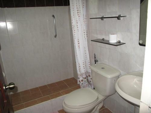Apartamento Makati Suites At Travelers Inn