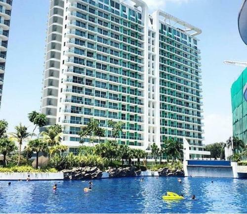 Apartamentos John's Azure Wavepool Near Airport
