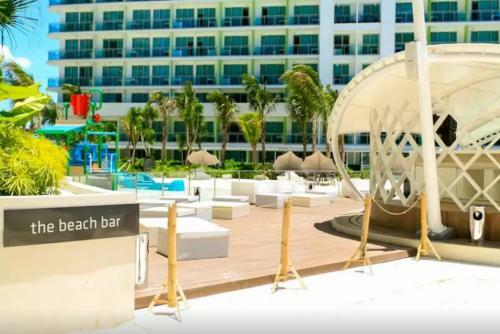 Apartamentos John's Azure Wavepool Near Airport
