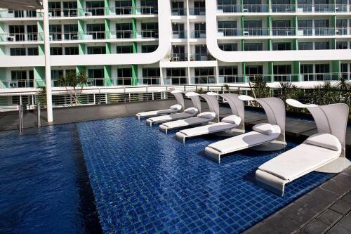 Apartamentos John's Azure Wavepool Near Airport