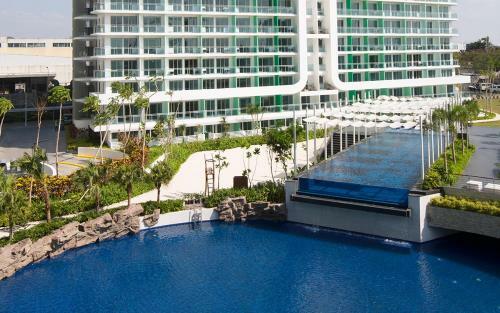 Apartamentos John's Azure Wavepool Near Airport