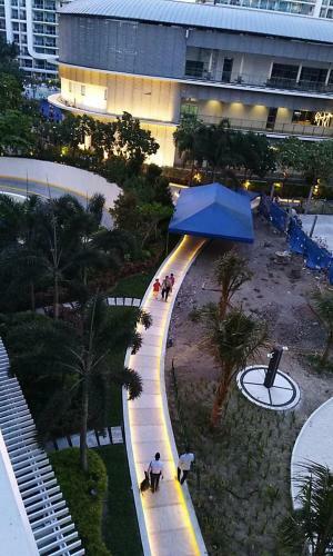 Apartamentos John's Azure Wavepool Near Airport