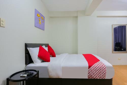 Hotel Vaccinated Staff - Oyo 190 Anglo Residences