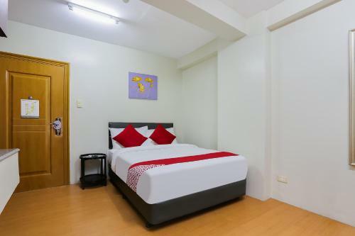 Hotel Vaccinated Staff - Oyo 190 Anglo Residences