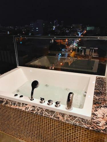 H?ng Th�nh Luxury Hotel & Apartments