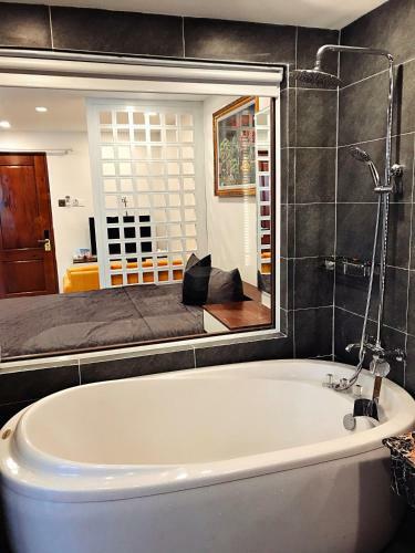 H?ng Th�nh Luxury Hotel & Apartments