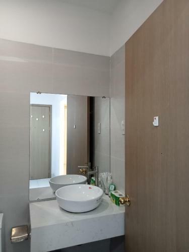 Lee Apartment