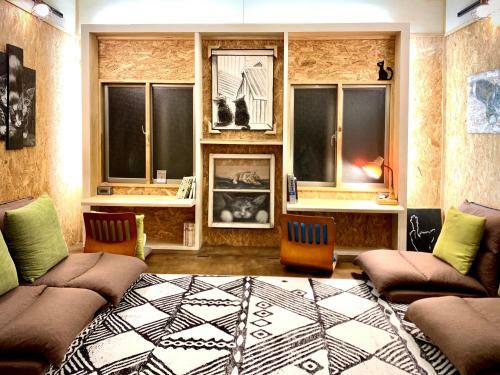 Hostal Shadow House