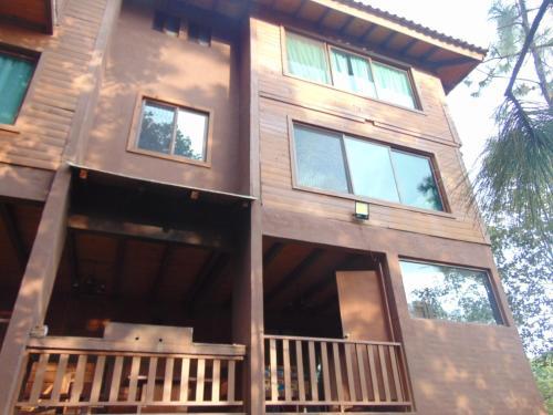 Caba�a Dentro Del Bosque Para 24 Personas