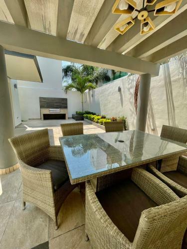 Casa Diamante A Pie de Playa Mazatlan( Brujas Residence)