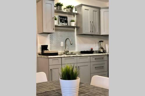 New 2 Bedroom Luxury Apartment -great Location -modern