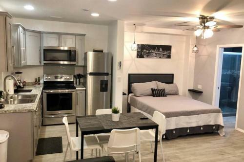 New 2 Bedroom Luxury Apartment -great Location -modern