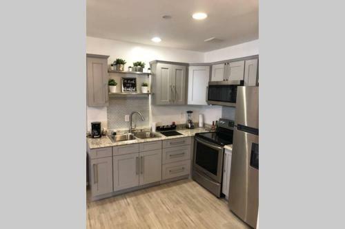 New 2 Bedroom Luxury Apartment -great Location -modern