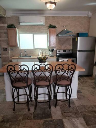 Apartamento Brothers Townhouse. Puero Pe�asco, Centro
