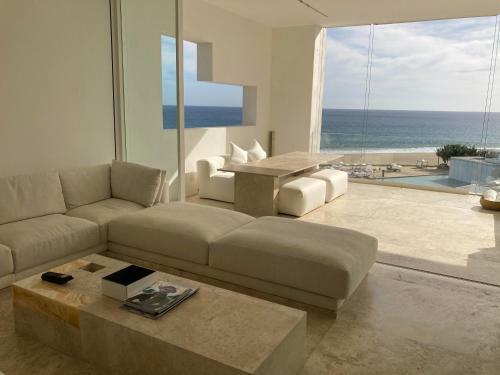 Sublime Oceanfront Viceroy 2bd Condo