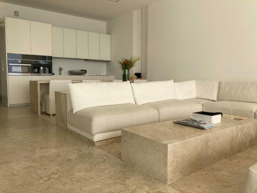 Sublime Oceanfront Viceroy 2bd Condo