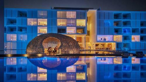 Sublime Oceanfront Viceroy 2bd Condo