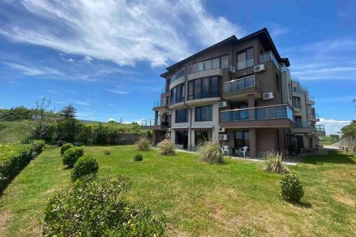 Seaview Dreamy Apartment With A Pool And Garden
