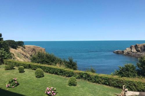 Seaview Dreamy Apartment With A Pool And Garden